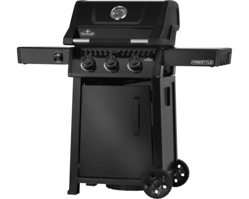 Svart Napoleon Freestyle gasolgrill med termometer, kontrollknappar, sidobord, dörr och hjul.