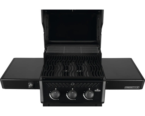 Svart Napoleon Freestyle gasolgrill med öppet lock och sidobord.