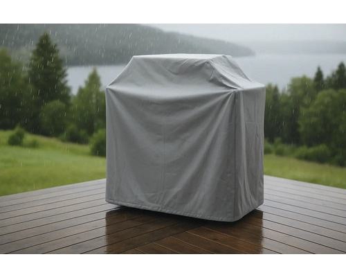 Grill med grått skyddsöverdrag på en träterrass i regnet