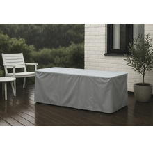 Trädgårdsscen med ett grått skyddshölje över en trädgårdsbänk i regnet.