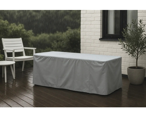 Trädgårdsscen med ett grått skyddshölje över en trädgårdsbänk i regnet.