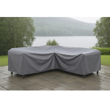 Övertäckt trädgårdshörnsoffa med skyddshölje i regnigt väder.