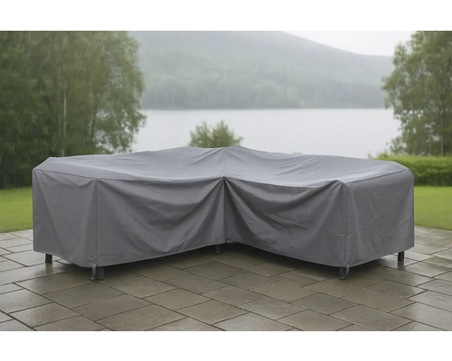 Övertäckt trädgårdshörnsoffa med skyddshölje i regnigt väder.