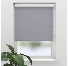 Grå rullgardin på fönster med kedjedrag