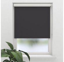 Grå rullgardin på fönstret med manöverkedja