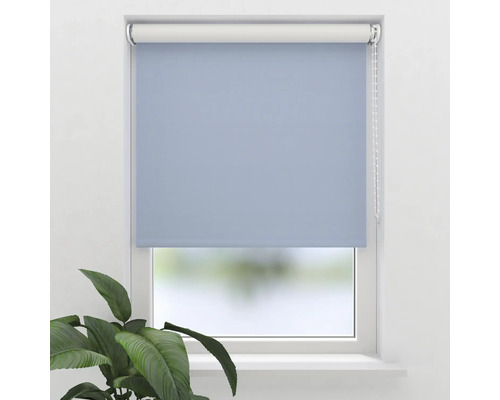 Blå rullgardin i fönstret med kedjedrag