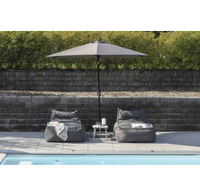 Miljöbild med pool, två sittsäckar, parasoll och litet bord