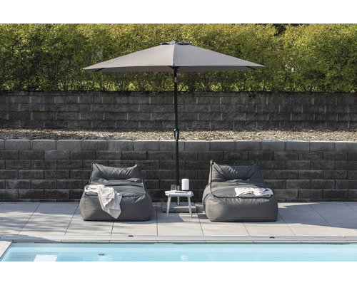 Miljöbild med pool, två sittsäckar, parasoll och litet bord