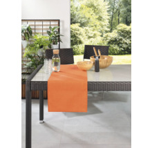 Uteplats med bordslöpare, skål och dekoration