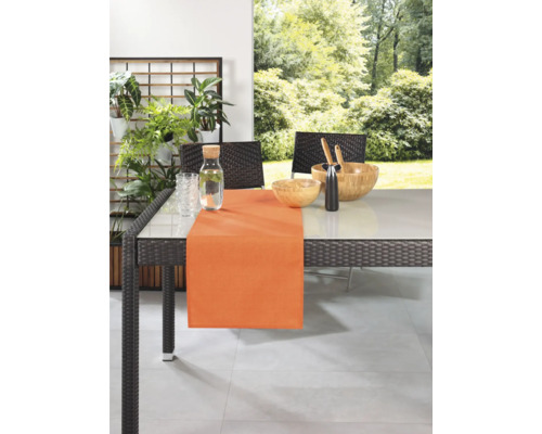 Uteplats med bordslöpare, skål och dekoration