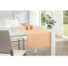 Scen med bord, stol, bordslöpare, servis och krukväxt