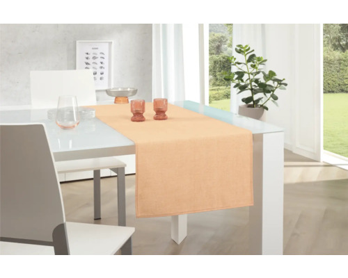 Scen med bord, stol, bordslöpare, servis och krukväxt