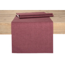 Bordslöpare av tyg på ett träbord