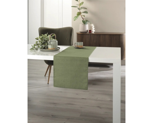 Dekorativ bordslöpare på ett matbord i en matsal.