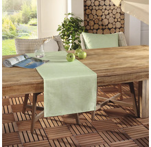 Scen med ett träbord och en duk utomhus