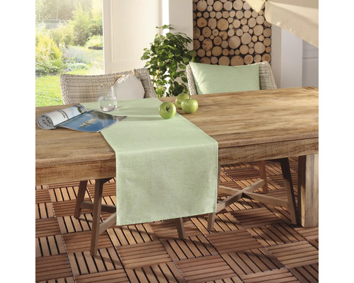 Scen med ett träbord och en duk utomhus