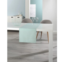 Matbordsdekoration med bordslöpare, vinglas och metallkorg