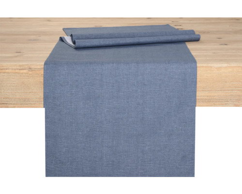 Bordslöpare av tyg på ett träbord