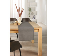 Dukat träbord med grå bordslöpare, dekoration och stolar