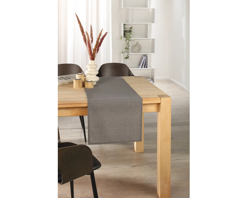 Dukat träbord med grå bordslöpare, dekoration och stolar