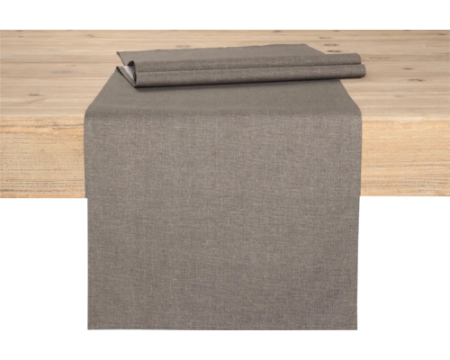 Bordslöpare av tyg på ett träbord