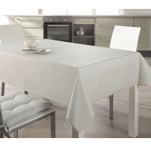 Matbord med duk och porslin i ett ljust kök.