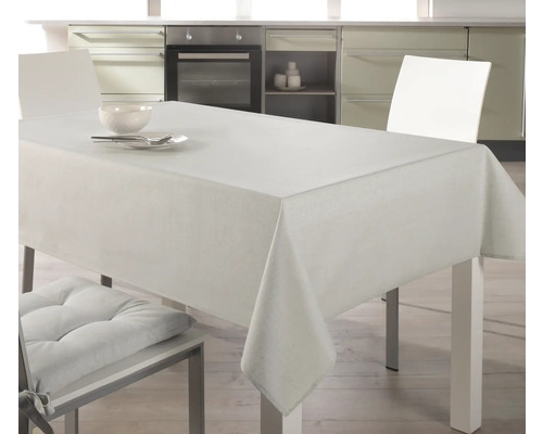 Bord med en vit duk i ett kök.