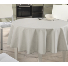 Runt bord med duk och porslin i ljust kök