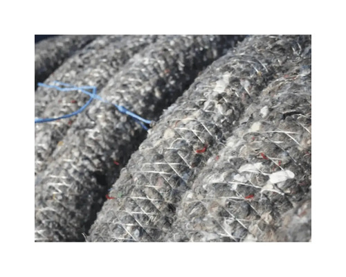 Dräneringsslang MYHRE Filtad Ø100/95mm x 50m Närbild av en rulle dräneringsrör med filterduk.