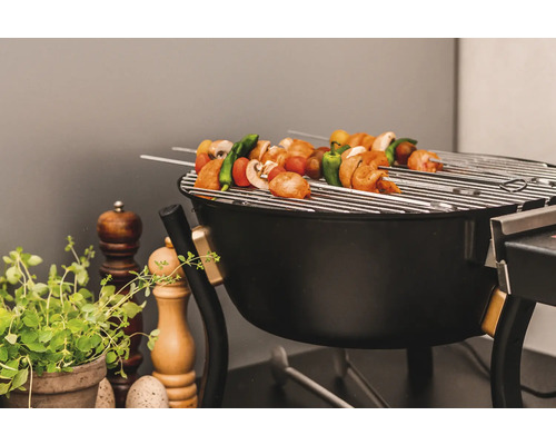 Kolgrill med grönsaksspett på grillgallret