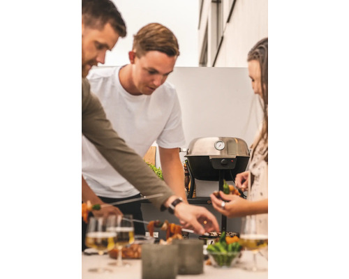 Scen med människor, grill och mat på en trädgårdsfest