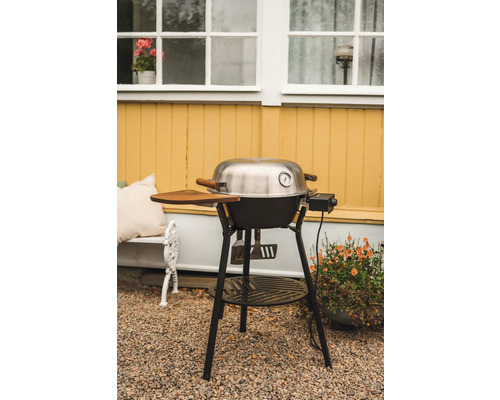 Klotgrill med termometer och förvaringsutrymme i trädgården