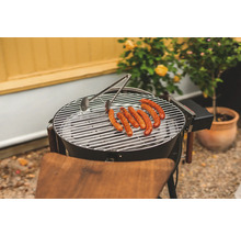 Grill med korv och grillbestick