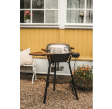 Klotgrill med termometer och trähylla i trädgården