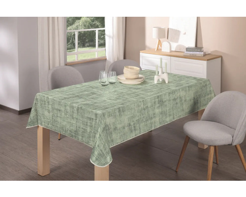 Matbord med abstrakt duk, porslin och dekoration i ett ljust rum.