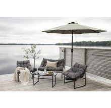 Terrass med loungemöbler, parasoll och utsikt över en sjö