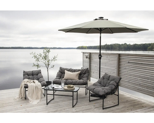 Terrass med loungemöbler, parasoll och utsikt över en sjö