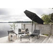 Trädgårdssittgrupp med parasoll på en träterrass vid en sjö