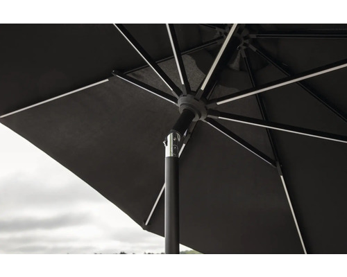 Underifrån en öppen parasoll med ribbor