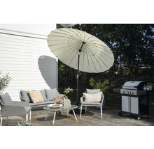 Terrass med parasoll, grill och sittgrupp