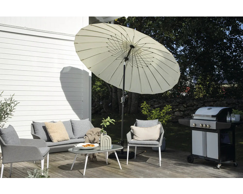 Terrass med parasoll, grill och sittgrupp