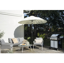 Terrass med parasoll, sittgrupp och grill för en avkopplande utomhusplats