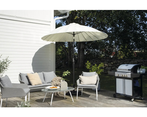 Terrass med parasoll, sittgrupp och grill för en avkopplande utomhusplats