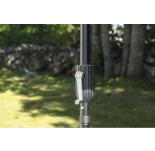 Detaljvy av ett parasoll med vevmekanism för öppning och stängning.