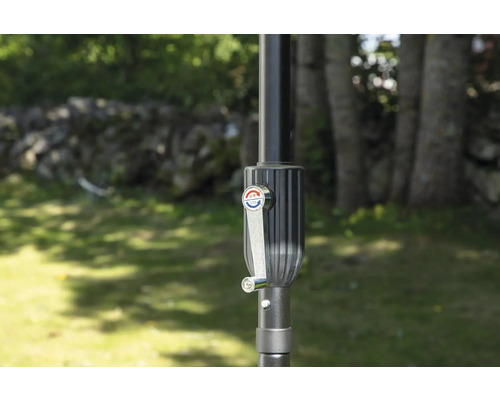 Detaljvy av ett parasoll med vevmekanism för öppning och stängning.