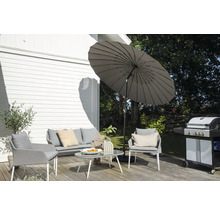 Trädgårdsscen med parasoll, loungemöbler och grill på en träterrass