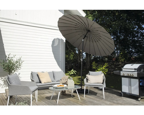 Trädgårdsscen med parasoll, loungemöbler och grill på en träterrass