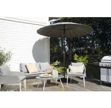 Terrass med parasoll, loungemöbler, bord och grill för avkopplande stunder utomhus