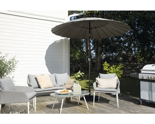 Terrass med parasoll, loungemöbler, bord och grill för avkopplande stunder utomhus