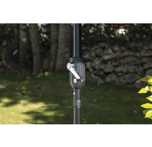 Detalj av en vev på ett parasollstativ.